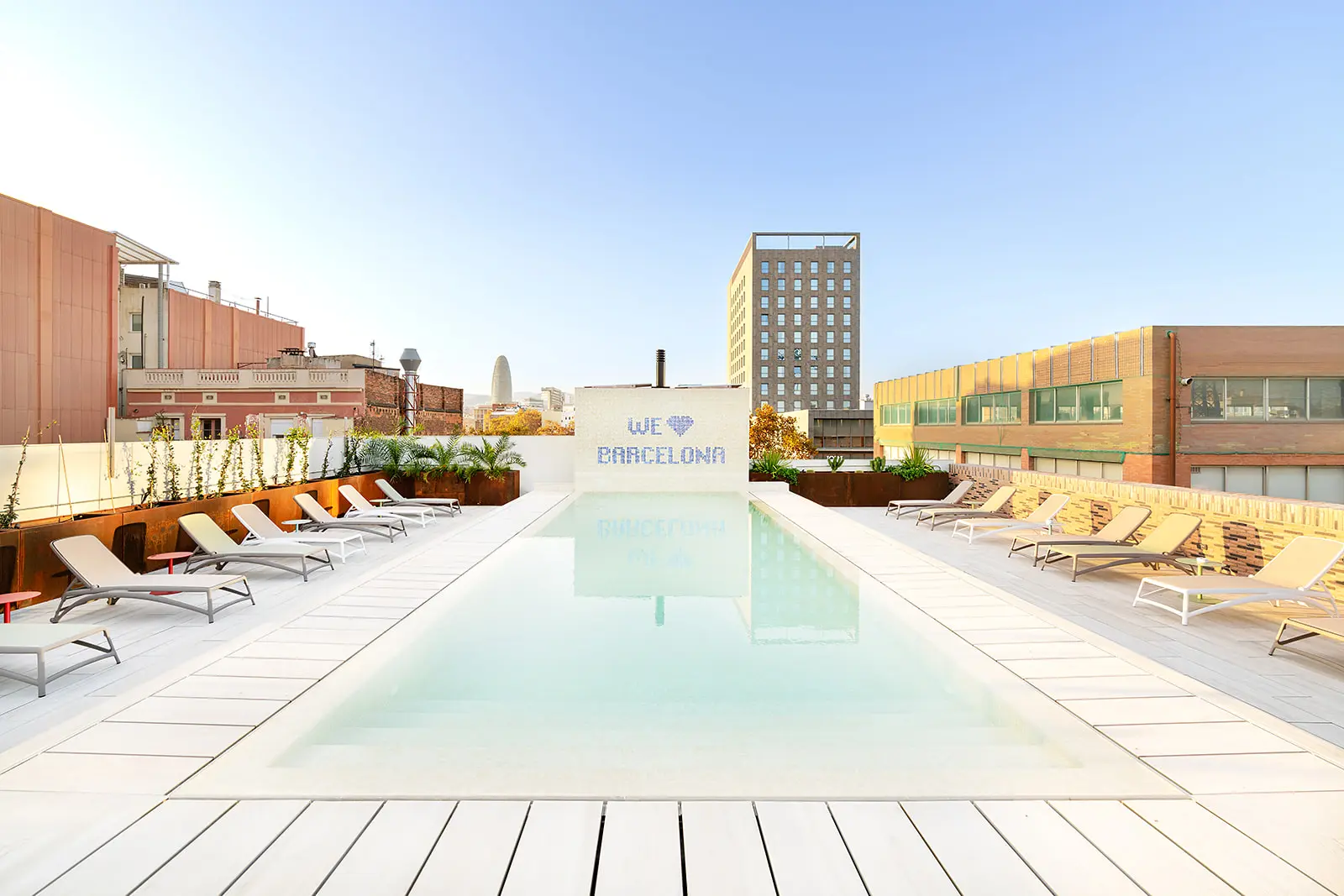 Coworking con piscina en Barcelona La Fabrica &Co