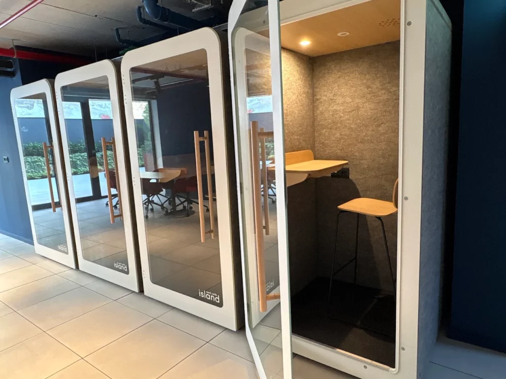 Coworking en barcelonacon cabinas telefonicas.webp