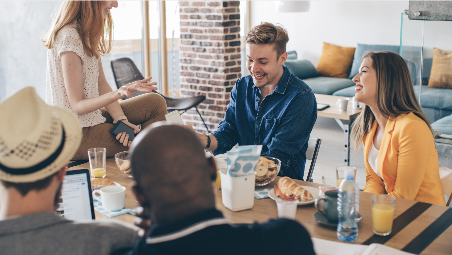 Personas compartiendo espacios comunes en un coliving en Barcelona de La Fabrica &Co junto al mar