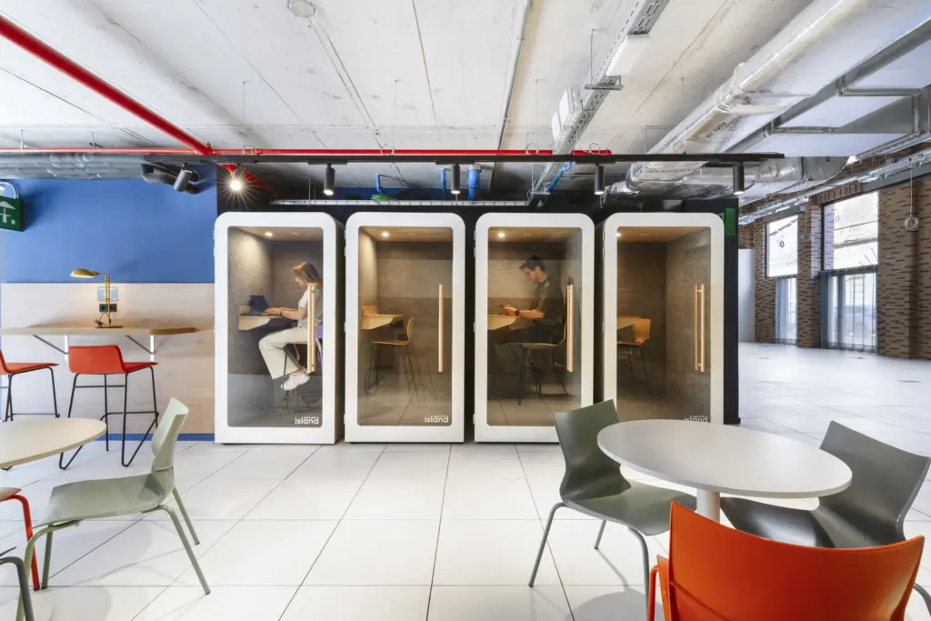 Coworking en barcelona con cabinas telefónicas